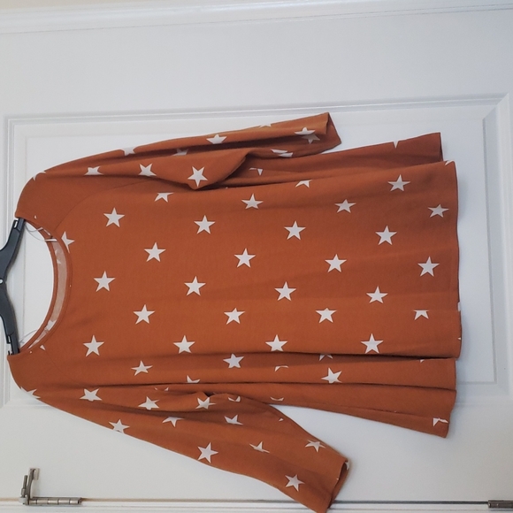 Rust Color Star Print Top - Picture 2 of 3